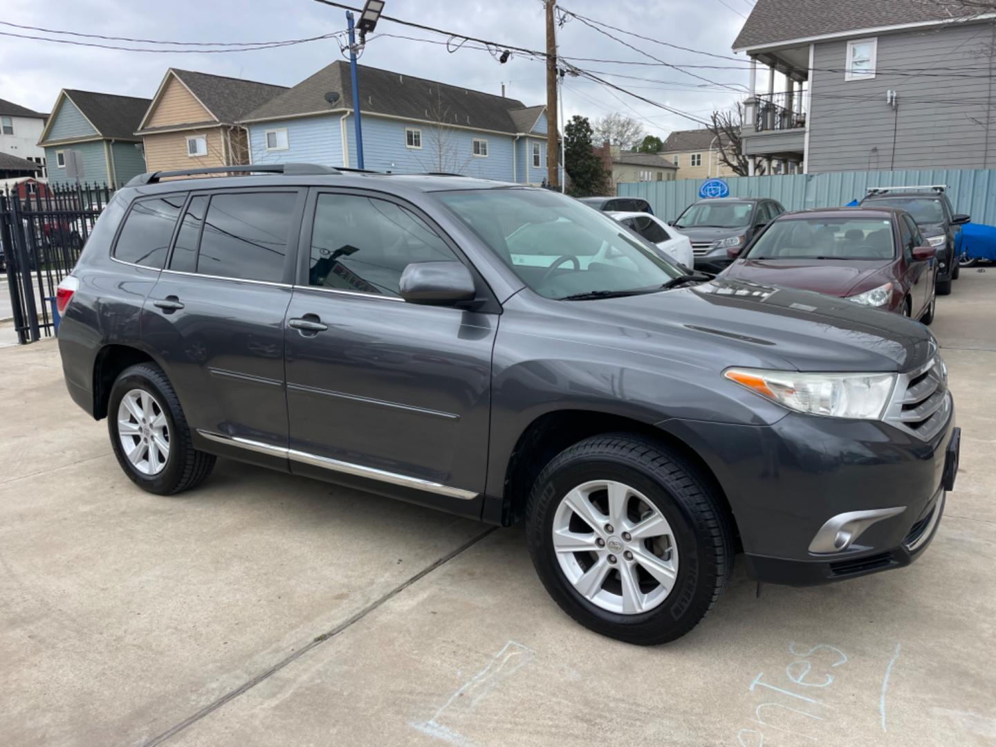 2013 Gray /Silver Toyota Highlander (5TDZK3EH0DS) with an V6 engine, Automatic transmission, located at 1501 West 15th St., Houston, 77008, (713) 869-2925, 29.797941, -95.411789 - Photo#1